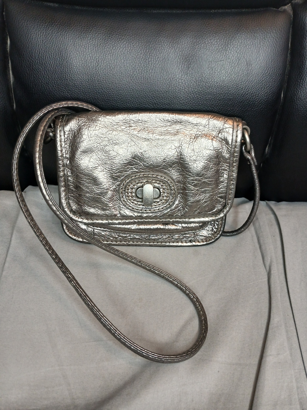Fossil Metallic Silver Leather Crossbody Bag With Turnlock